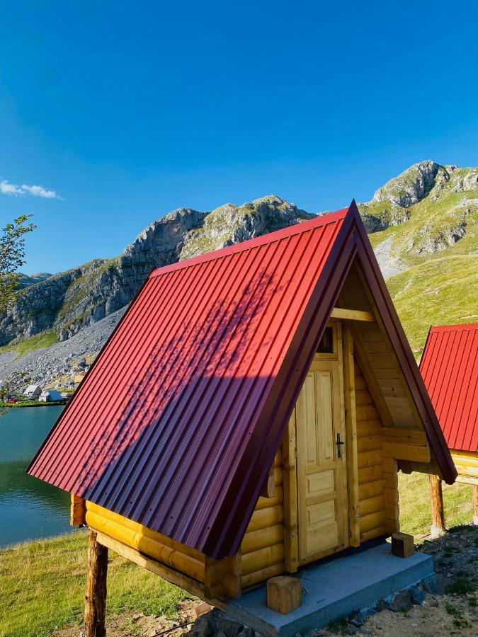 مبيت وإفطار بودغوريتْسا Kapetanovo Jezero Bungalov المظهر الخارجي الصورة
