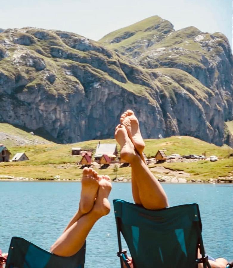 مبيت وإفطار بودغوريتْسا Kapetanovo Jezero Bungalov المظهر الخارجي الصورة