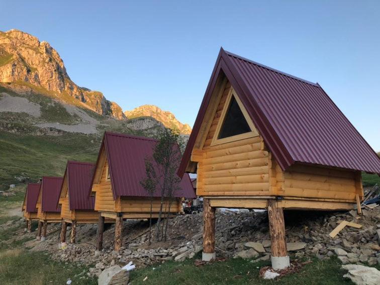 مبيت وإفطار بودغوريتْسا Kapetanovo Jezero Bungalov المظهر الخارجي الصورة