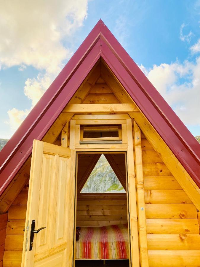 مبيت وإفطار بودغوريتْسا Kapetanovo Jezero Bungalov المظهر الخارجي الصورة