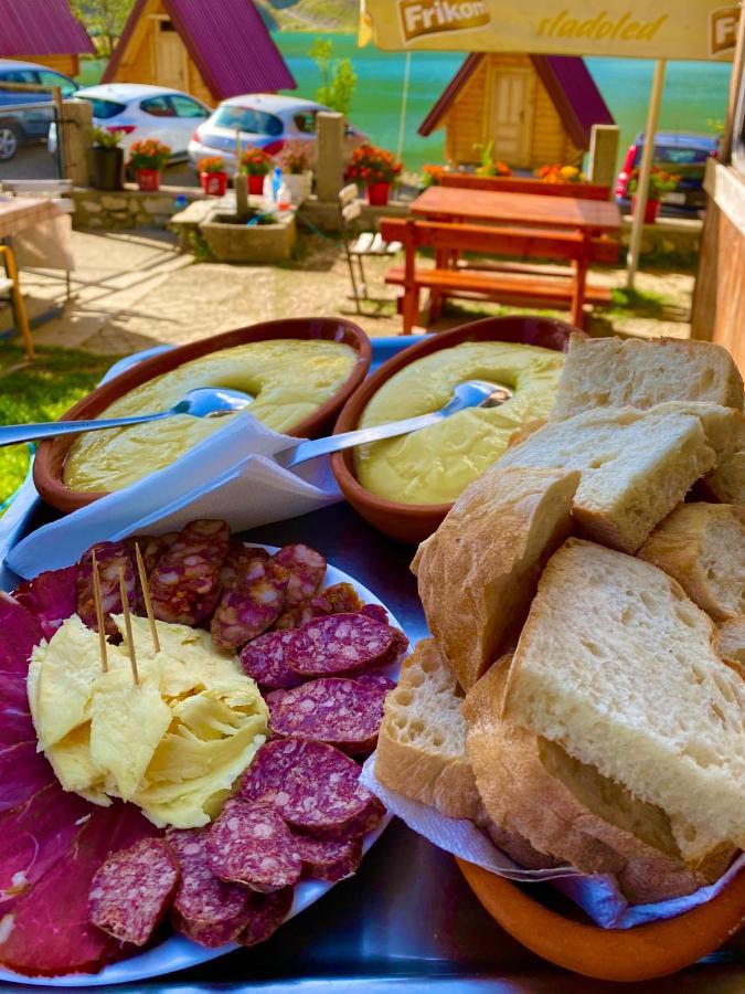 مبيت وإفطار بودغوريتْسا Kapetanovo Jezero Bungalov المظهر الخارجي الصورة