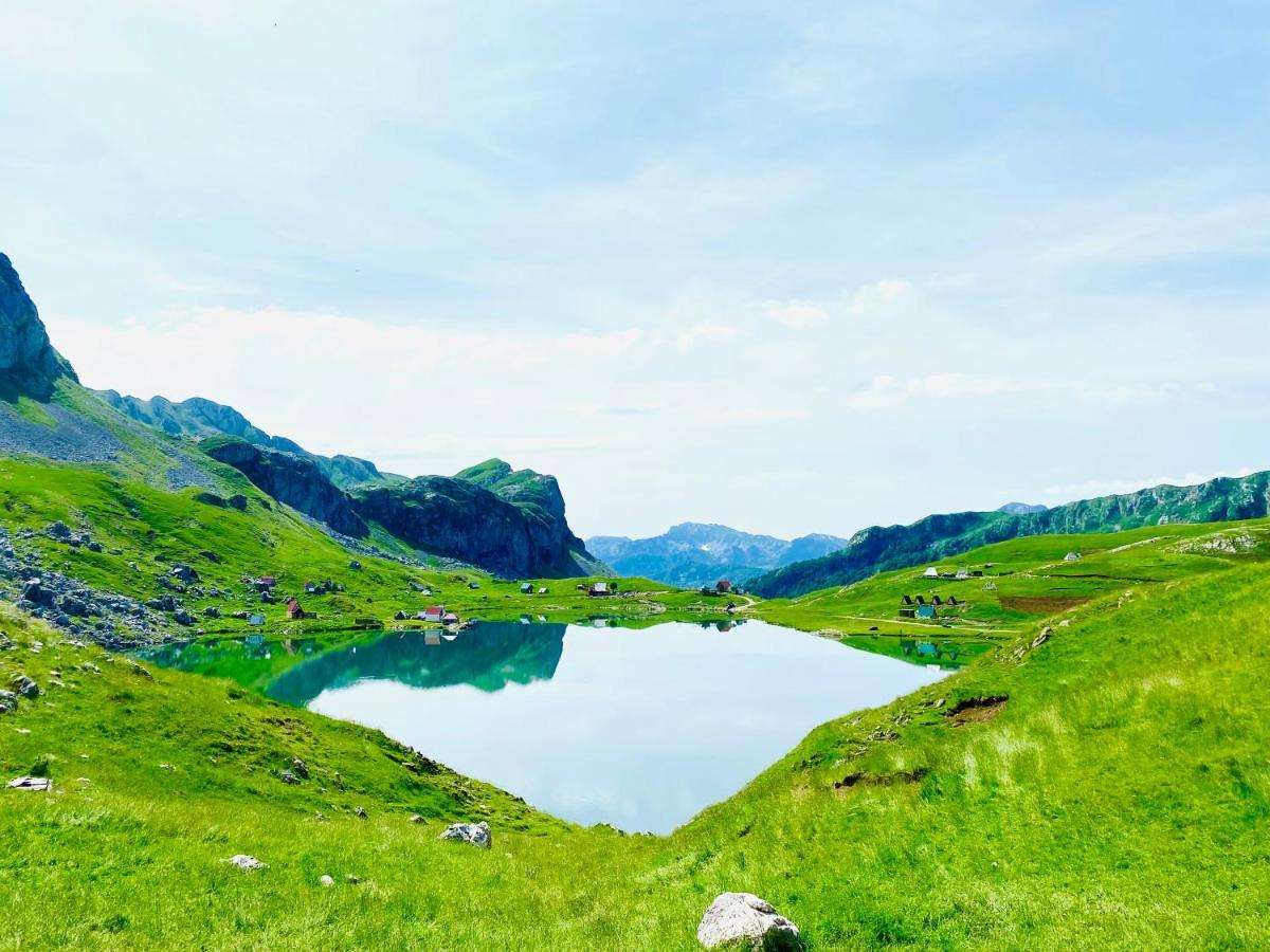 مبيت وإفطار بودغوريتْسا Kapetanovo Jezero Bungalov المظهر الخارجي الصورة