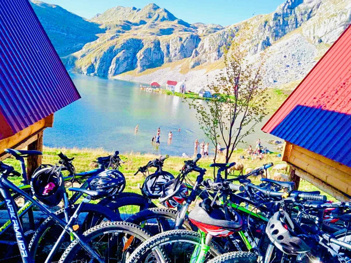 مبيت وإفطار بودغوريتْسا Kapetanovo Jezero Bungalov المظهر الخارجي الصورة