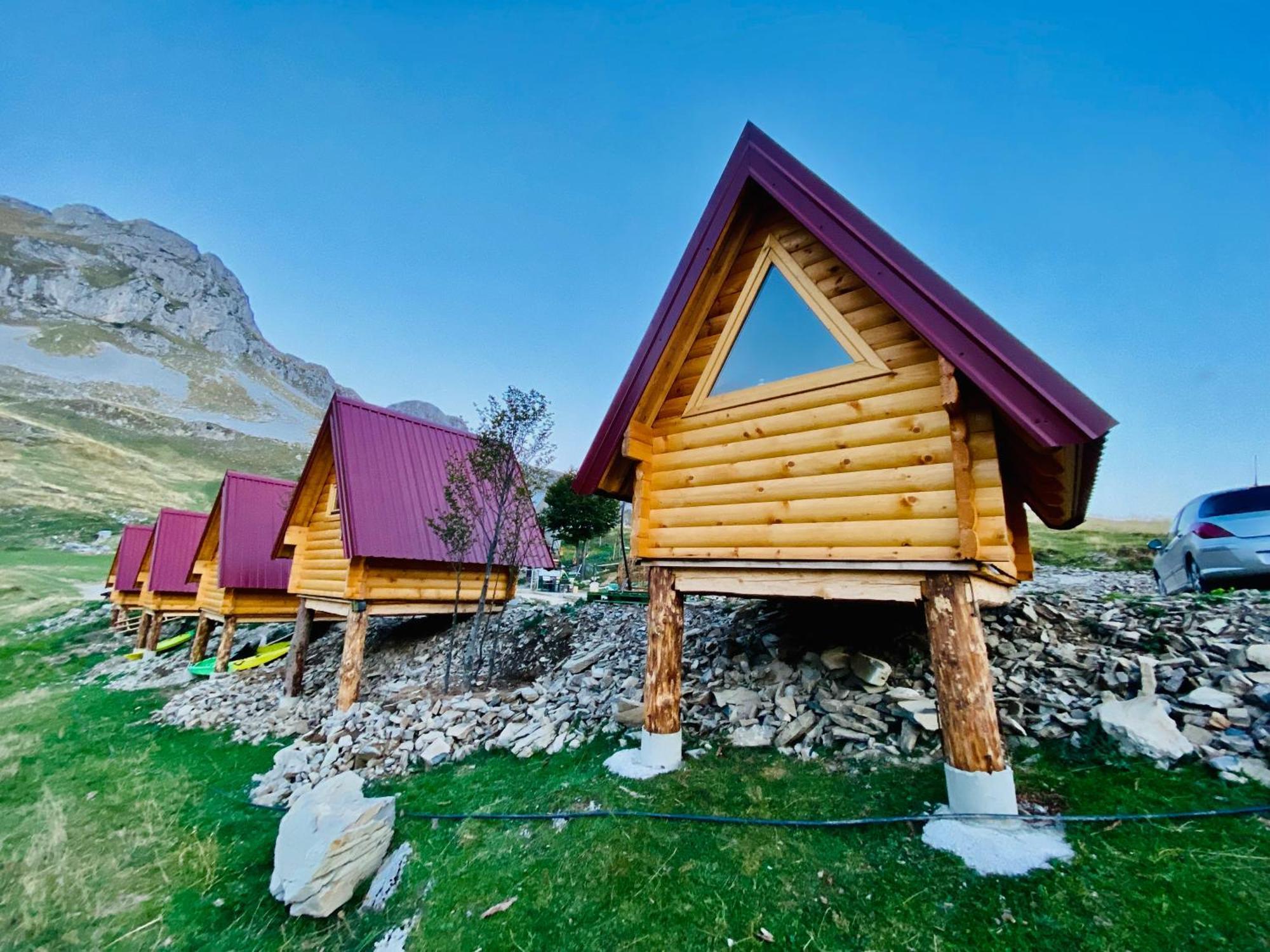 مبيت وإفطار بودغوريتْسا Kapetanovo Jezero Bungalov المظهر الخارجي الصورة